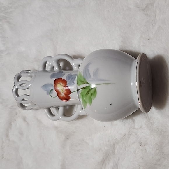 VINTAGE OCCUPIED JAPAN VASE. CUTWORK FLOWERS ๐. - Picture 2 of 4